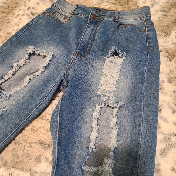 🆕️! NWOT Fashion Nova Distressed Stretch High-Rise Jeans✨️Size 9/10 - Picture 4 of 5